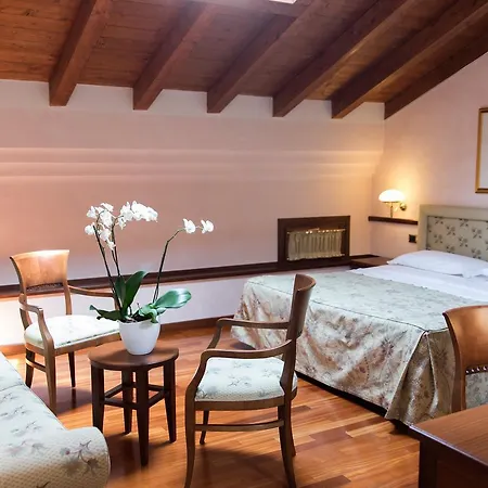 Phi Dei Medaglioni Корреджио