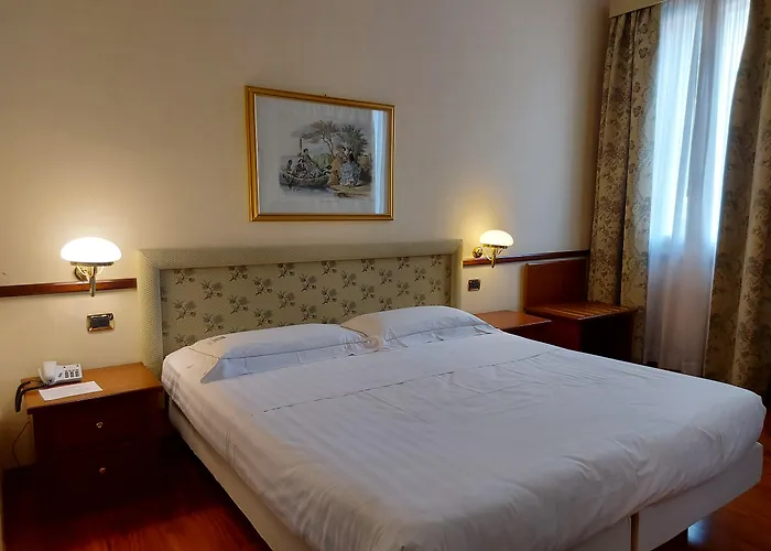 Phi Dei Medaglioni Отель Корреджио