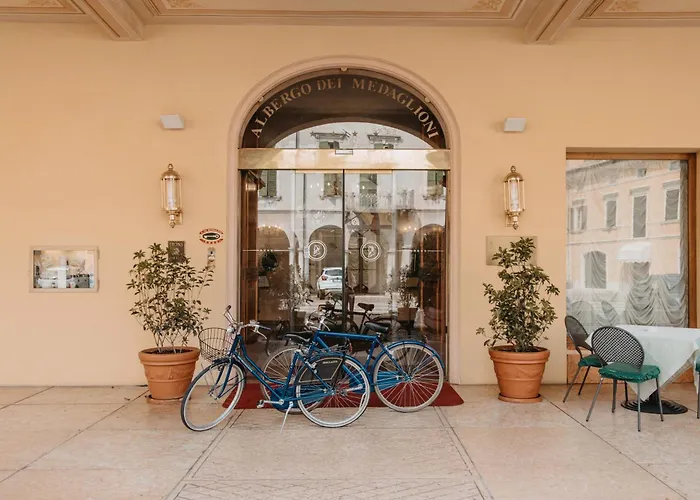 Phi Dei Medaglioni Корреджио